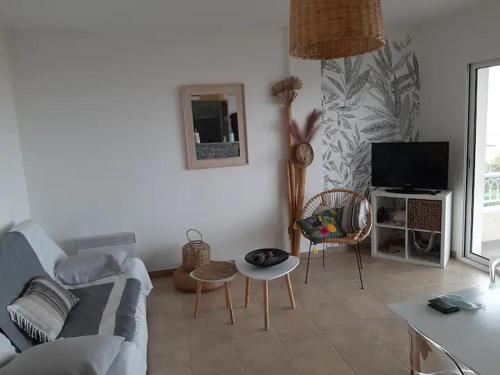 un salon avec un canapé et une télévision dans l'établissement Appartement T2 Magnifique vue mer, à LʼÎle-Rousse