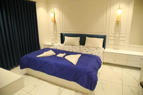 Ένα ή περισσότερα κρεβάτια σε δωμάτιο στο The Sapphire Suite