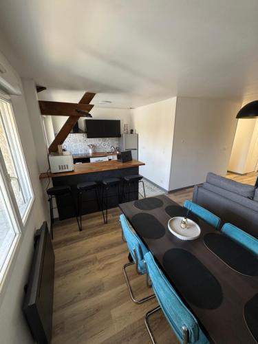 un salon avec une table et un canapé dans l'établissement Appartement 2 chambres 6 couchages Witry les Reims, à Witry-lès-Reims