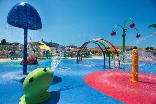un parc aquatique avec une aire de jeux aquatique et une aire de jeux dans l'établissement 526-Charmettes, aux Mathes