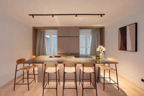 une cuisine et une salle à manger avec une table et des chaises dans l'établissement 2BR Apt with AC - ideal nest for families, à Paris