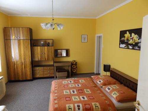 1 dormitorio con cama y escritorio en Király Apartman, en Fonyód