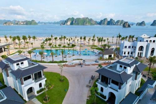 an aerial view of a resort near the water at Chuỗi Villa 3 Phòng ngủ Sonasea Vân Đồn - Đầy đủ tiện nghi - sân vườn BBQ - Sát bãi biển in Cái Rồng