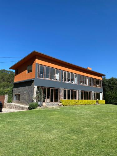 El edificio en el que está la villa