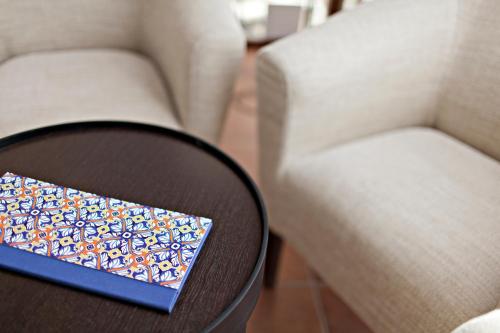 a blue box on a table next to two chairs at Casa Anamaria Hotel in Ollers