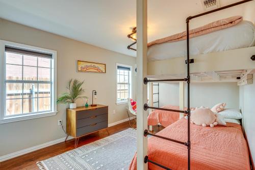 ein Schlafzimmer mit zwei Etagenbetten und einem Schreibtisch in der Unterkunft Creekside Cottage with Deck and Hot Tub in Belton in Belton