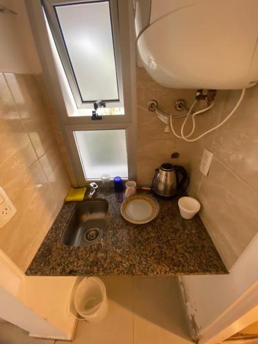 a small kitchen with a sink and a window at Apart Hostel habitación con baño privado in Marcos Juárez