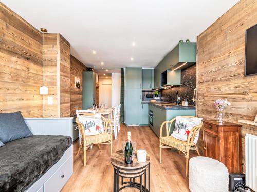 un salon avec un canapé et une table dans l'établissement Apartment Le Hameau de Tovière-5 by Interhome, à Tignes