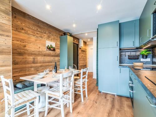 une cuisine et une salle à manger avec une table et des chaises dans l'établissement Apartment Le Hameau de Tovière-5 by Interhome, à Tignes