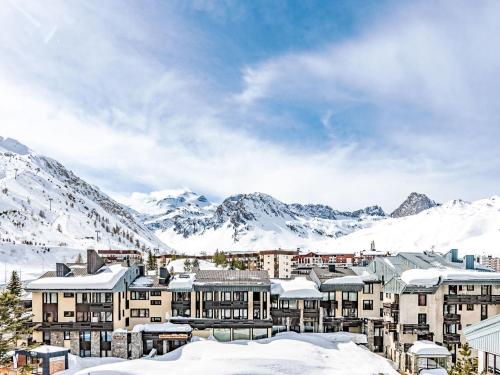 un complexe avec des montagnes enneigées en arrière-plan dans l'établissement Apartment Le Hameau de Tovière-5 by Interhome, à Tignes