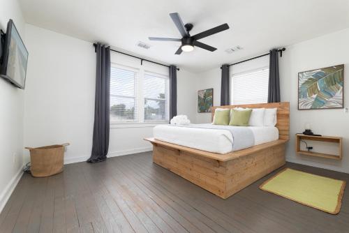 ein Schlafzimmer mit einem Bett und einem Deckenventilator in der Unterkunft Be a Nomad - Charming bch cottage - 3 blks to bch in Jacksonville Beach
