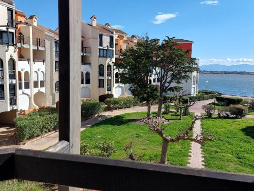 - une vue sur un parc depuis un bâtiment dans l'établissement Apartment Dominica-2 by Interhome, au Barcarès