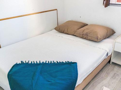 - un lit avec une couverture bleue dans l'établissement Apartment Dominica-2 by Interhome, au Barcarès