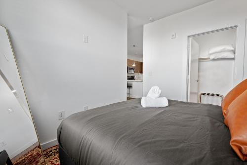 Katil atau katil-katil dalam bilik di Luxury Apartments in Riverside Austin - 10mins to Airport
