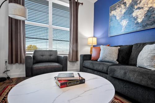 Ruang duduk di Luxury Apartments in Riverside Austin - 10mins to Airport