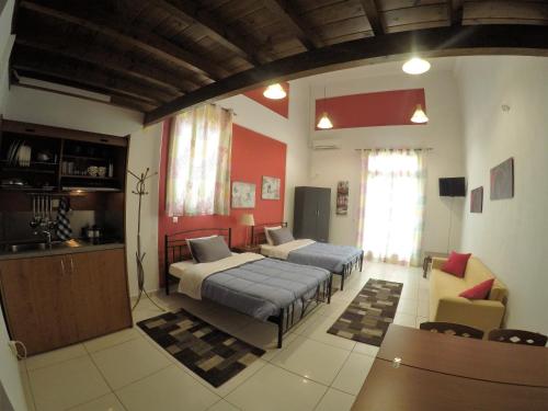 una grande camera con due letti e un divano di Kallisti Apartments a Città di Skiathos