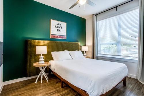 Katil atau katil-katil dalam bilik di Luxury Apartments in Riverside Austin - 10mins to Airport