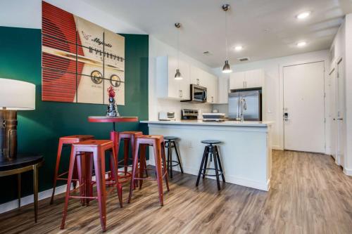 Dapur atau dapur kecil di Luxury Apartments in Riverside Austin - 10mins to Airport