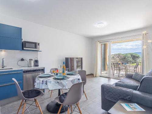 Il dispose d'une cuisine et d'un salon avec une table et un canapé. dans l'établissement Apartment Eden Golfe-2 by Interhome, à Cogolin
