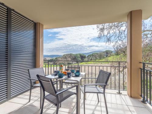 un patio avec une table et des chaises sur un balcon dans l'établissement Apartment Eden Golfe-2 by Interhome, à Cogolin