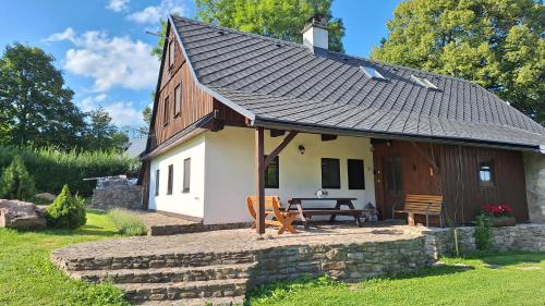 a small house with a table and a roof at Chalupa U Křížku Říčky v Orlických horách in Říčky