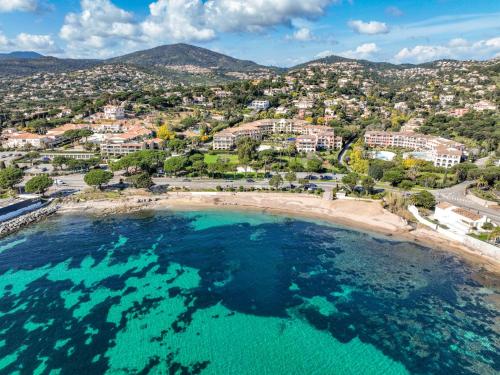 - une vue aérienne sur une plage d'eau turquoise dans l'établissement Studio Les Jardins d'Ys-10 by Interhome, aux Issambres