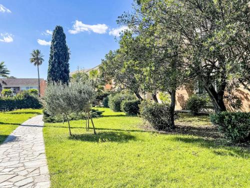 un jardin avec des arbres et une passerelle dans l'établissement Apartment Casa Antonio by Interhome, à Linguizzetta