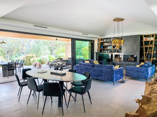 un salon avec un canapé bleu et une table dans l'établissement Villa La Cupulatta by Interhome, à Sainte-Lucie de Porto-Vecchio