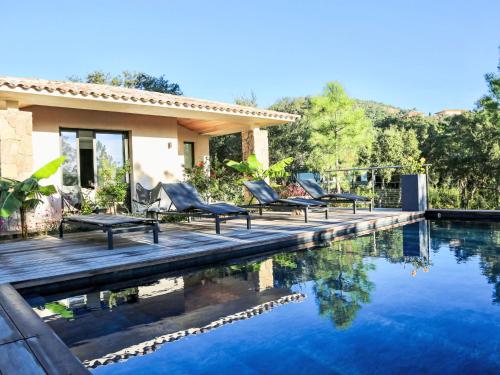 - un groupe de chaises assises sur une terrasse à côté d'une piscine dans l'établissement Villa La Cupulatta by Interhome, à Sainte-Lucie de Porto-Vecchio