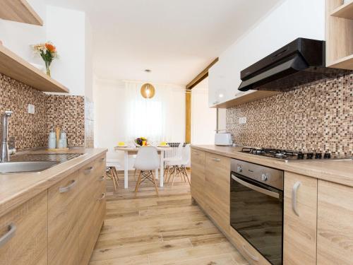 Dapur atau dapur kecil di Holiday Home Mazor by Interhome