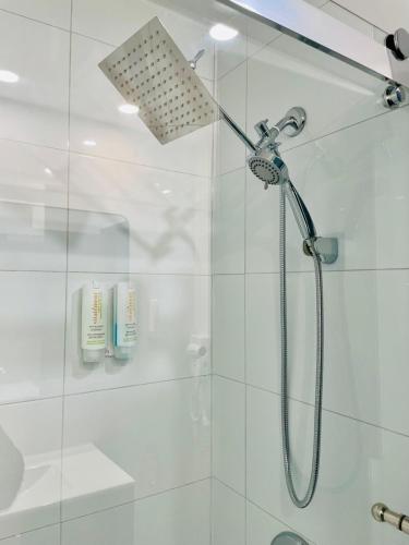 a shower with a shower head in a bathroom at Econo Lodge Hotel Brossard in Brossard