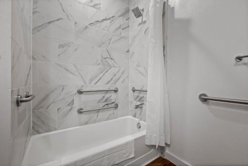 Bilik mandi di Luxury Apartments in Riverside Austin - 10mins to Airport