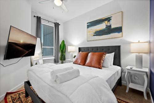 Katil atau katil-katil dalam bilik di Luxury Apartments in Riverside Austin - 10mins to Airport