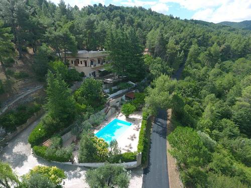 an aerial view of a house with a swimming pool at Agriturismo Fara del Falco in Vieste