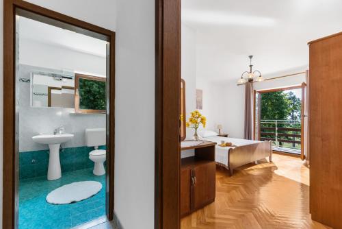 łazienka z wanną, umywalką i lustrem w obiekcie House Iva- peacefull getaway w mieście Boljun