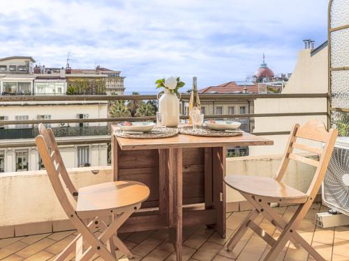 une table et des chaises sur un balcon avec vue dans l'établissement Apartment Le Mirazur by Interhome, à Nice