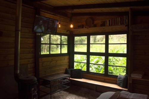 Una televisión o centro de entretenimiento en Sítio Porteira Sete, Cabana no Vale