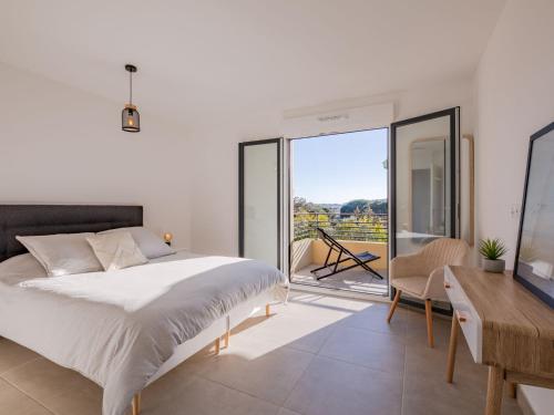 une chambre blanche avec un lit et un balcon dans l'établissement Holiday Home Le Clos d'Alice-2 by Interhome, à Sainte-Maxime