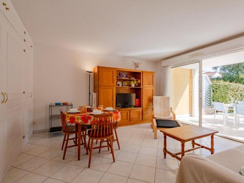 Una cocina con una mesa y sillas en una habitación. en Apartment Le Clos Saint Saens-5 by Interhome, en Saint-Aygulf