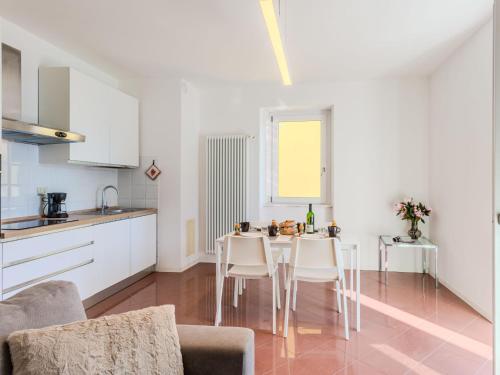 Una cocina con una mesa y sillas en una habitación. en Apartment Alborella by Interhome, en Domaso