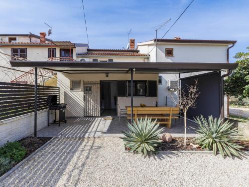 Holiday Home Mika by Interhome