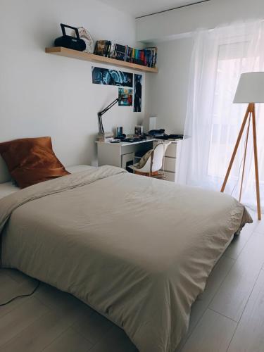 - une chambre avec un grand lit, un bureau et une lampe dans l'établissement T5 Hyper center lumineux et cosy, à Sceaux