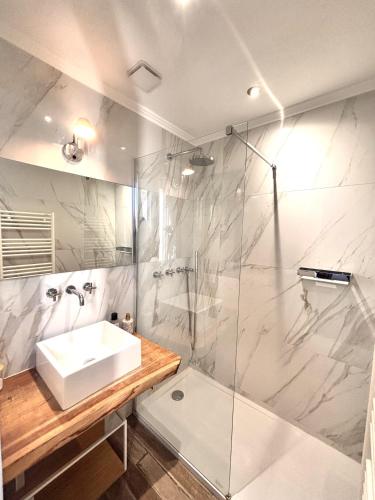 une salle de bain blanche avec un lavabo et une douche dans l'établissement Charming Apartment Cannes City Center and Beaches, à Cannes