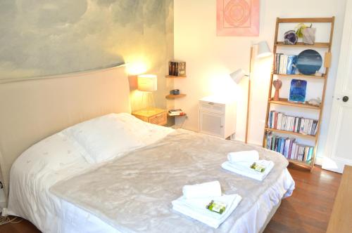 une chambre avec un lit avec deux serviettes dessus dans l'établissement Charming Apartment Cannes City Center and Beaches, à Cannes