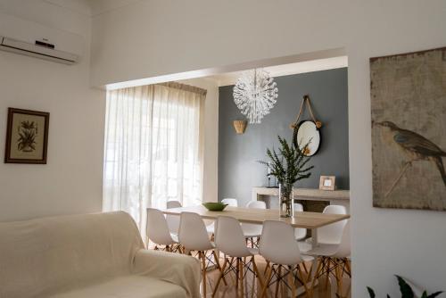 a dining room with a table and white chairs at Villa Azul in Reguengos de Monsaraz