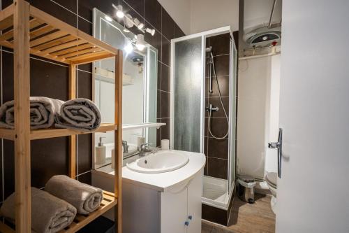 une salle de bain avec un lavabo et une douche dans l'établissement Le Petit Lafayette, à Angers