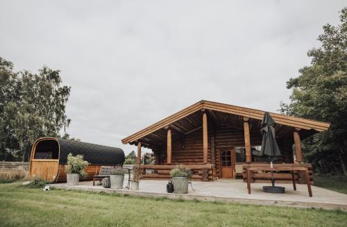 Das Gebäude in dem sich das Ferienhaus befindet