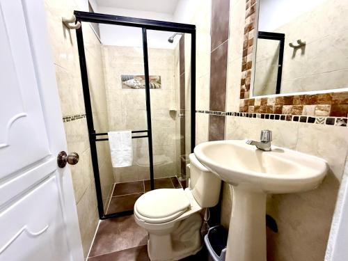 ein Badezimmer mit Toilette, Waschbecken und Dusche in der Unterkunft Elegance in the heart of wine in Lemos