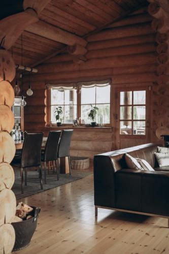 Ein Sitzbereich in der Unterkunft Fjordhygge - Authentic wood log cabin summerhouse near water, fjord and forest