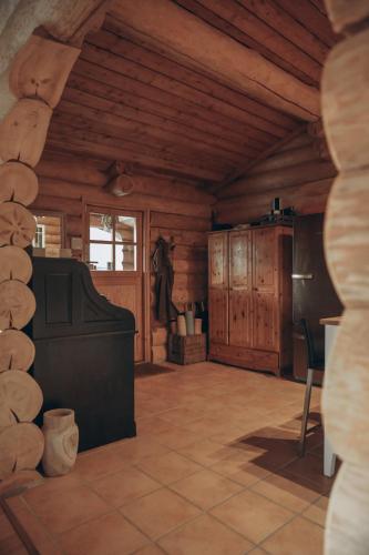 Galeriebild der Unterkunft Fjordhygge - Authentic wood log cabin summerhouse near water, fjord and forest in Jægerspris